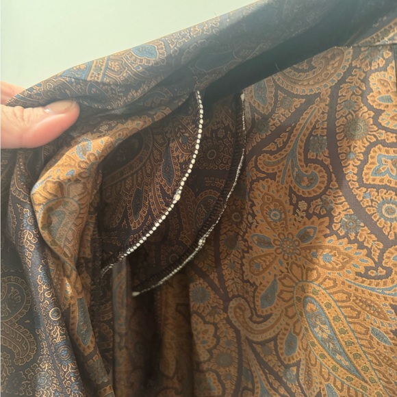 Donna Karan Vintage Paisley Blazer with Pockets. 100% silk.
Beautiful piece. 🤎 - Picture 10 of 11